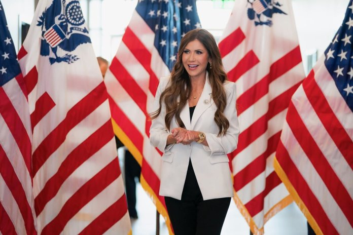 Secretaria de Seguridad Nacional de Estados Unidos (DHS), Kristi Noem. Foto La Hora: DHS.