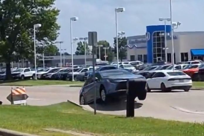 Automóvil que iba transitando por las calles de Missouri cuando fue elevado por la deformación de la carretera a causa del calor extremo. Foto La Hora: Captura de pantalla