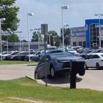 Automóvil que iba transitando por las calles de Missouri cuando fue elevado por la deformación de la carretera a causa del calor extremo. Foto La Hora: Captura de pantalla