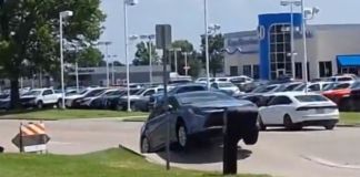 Automóvil que iba transitando por las calles de Missouri cuando fue elevado por la deformación de la carretera a causa del calor extremo. Foto La Hora: Captura de pantalla