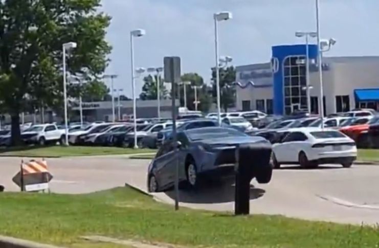 Automóvil que iba transitando por las calles de Missouri cuando fue elevado por la deformación de la carretera a causa del calor extremo. Foto La Hora: Captura de pantalla