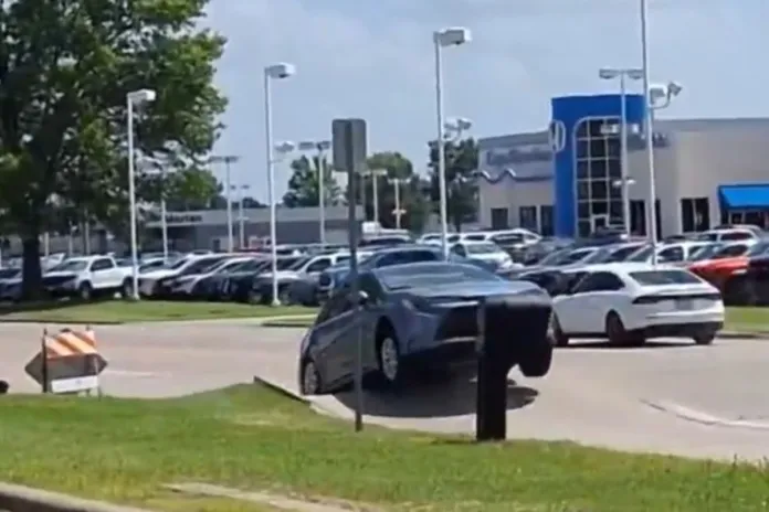 Ola de calor en EE.UU. Automóvil que iba transitando por las calles de Missouri cuando fue elevado por la deformación de la carretera a causa del calor extremo. Foto La Hora: Captura de pantalla