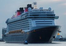 Milagroso rescate en altamar: padre se lanza al océano tras la caída de su hija desde un crucero Foto La Hora: Reuters