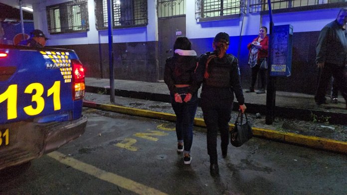 Presunta carterista es capturada en Palín tras hurtar celulares en autobús extraurbano. Foto La Hora: PNC.