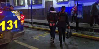 Presunta carterista es capturada en Palín tras hurtar celulares en autobús extraurbano. Foto La Hora: PNC.