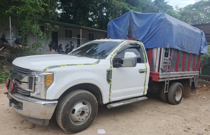 Localizan paquete con presunta cocaína en pickup con placas de origen mexicano. Foto La Hora: PNC.