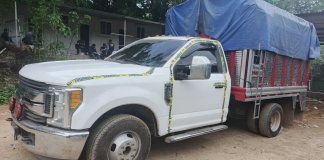 Localizan paquete con presunta cocaína en pickup con placas de origen mexicano. Foto La Hora: PNC.
