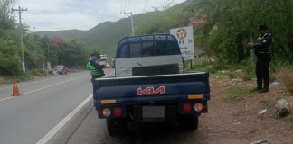 Tránsito PNC sanciona a piloto de transporte de carga por circular con licencia incorrecta en El Progreso