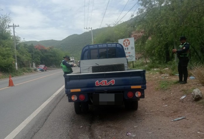 PNC TR Tránsito PNC sanciona a piloto de transporte de carga por circular con licencia incorrecta en El Progreso