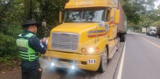 Tránsito PNC sanciona a pilotos de transporte de carga pesada por rebasar en lugares prohibidos Tránsito PNC sanciona a pilotos de transporte de carga pesada por rebasar en lugares prohibidos