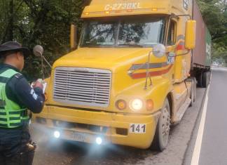 Tránsito PNC sanciona a pilotos de transporte de carga pesada por rebasar en lugares prohibidos
