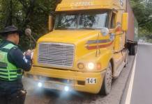 Tránsito PNC sanciona a pilotos de transporte de carga pesada por rebasar en lugares prohibidos Tránsito PNC sanciona a pilotos de transporte de carga pesada por rebasar en lugares prohibidos