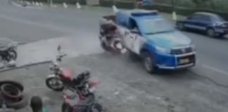 Momento en el que una patrulla detiene a motoristas que pretendían darse a la fuga. Foto La Hora: Captura de Pantalla