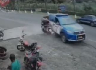 Momento en el que una patrulla detiene a motoristas que pretendían darse a la fuga. Foto La Hora: Captura de Pantalla