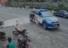 Momento en el que una patrulla detiene a motoristas que pretendían darse a la fuga. Foto La Hora: Captura de Pantalla
