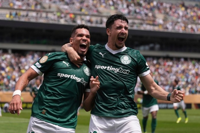 Paulinho, del Palmeiras (izquierda), celebra con Joaquín Piquerão tras anotar el primer gol del partido de octavos de final del Mundial de Clubes entre Palmeiras y Botafogo en Filadelfia, el sábado 28 de junio de 2025.Foto La Hora: AP.