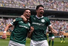 Paulinho, del Palmeiras (izquierda), celebra con Joaquín Piquerão tras anotar el primer gol del partido de octavos de final del Mundial de Clubes entre Palmeiras y Botafogo en Filadelfia, el sábado 28 de junio de 2025.Foto La Hora: AP.