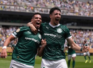 Paulinho, del Palmeiras (izquierda), celebra con Joaquín Piquerão tras anotar el primer gol del partido de octavos de final del Mundial de Clubes entre Palmeiras y Botafogo en Filadelfia, el sábado 28 de junio de 2025.Foto La Hora: AP.