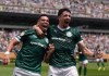 Paulinho, del Palmeiras (izquierda), celebra con Joaquín Piquerão tras anotar el primer gol del partido de octavos de final del Mundial de Clubes entre Palmeiras y Botafogo en Filadelfia, el sábado 28 de junio de 2025.Foto La Hora: AP.