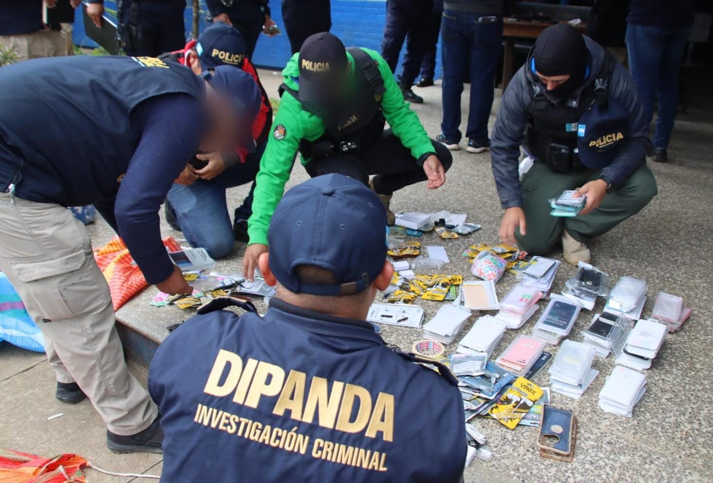 PNC incauta en Pavón radiotransmisores, cables de internet y números telefónicos