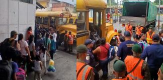 Personas del albergue ubicado en Escuintla regresando a sus comunidades. Foto La Hora: CONRED