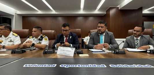 Autoridades de la Empornac y Empresa Puerto Quetzal y el viceministro de Transportes, Fernando Suriano, acudieron a una citación por tema portuario. Foto: Cortesía