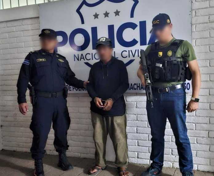La Policía Nacional Civil dio a conocer este lunes 23 de junio la expulsión de un presunto pandillero del Barrio 18 . Foto La Hora: PNC.