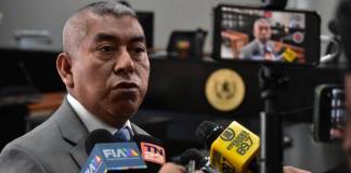 Curruchiche responde a reproches de juez Mario Hichos, culpa a anterior FECI aunque señalamiento lo alcanza El jefe de la FECI, Rafael Curruchiche, respondió a reproches de juez Mario Hichos. Foto La Hora: Daniel Ramírez