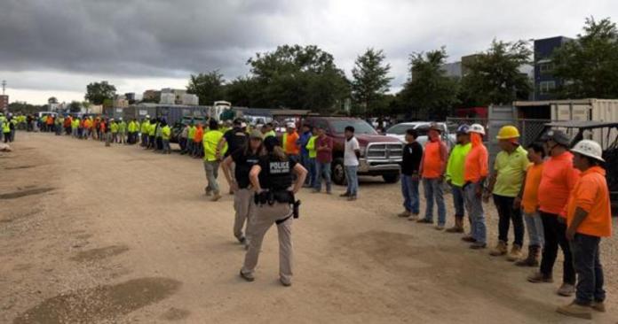 Fotografía cedida donde aparecen integrantes de la policía federal durante el arresto de más de 100 inmigrantes indocumentados en un sitio de construcción en Tallahassee, Florida (EE.UU.). Foto La Hora: EFE.