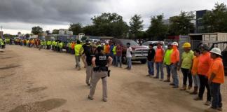 Fotografía cedida donde aparecen integrantes de la policía federal durante el arresto de más de 100 inmigrantes indocumentados en un sitio de construcción en Tallahassee, Florida (EE.UU.). Foto La Hora: EFE.