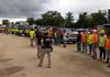 Fotografía cedida donde aparecen integrantes de la policía federal durante el arresto de más de 100 inmigrantes indocumentados en un sitio de construcción en Tallahassee, Florida (EE.UU.). Foto La Hora: EFE.