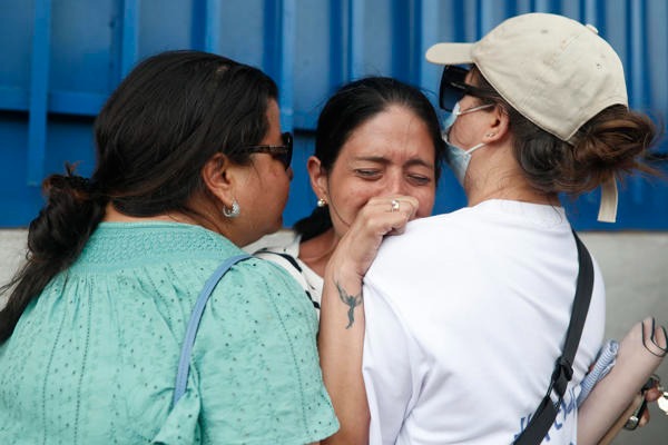 Una mujer llora a las afueras del centro judicial Isidro Menéndez, donde se realizó una audiencia contra la defensora de derechos humanos, Ruth López, este miércoles, en San Salvador (El Salvador). EFE/Rodrigo Sura