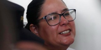 La abogada y defensora de derechos humanos, Ruth López, custodiada por agentes policiales al salir de una audiencia el miércoles último, en El Salvador. Foto: EFE/Rodrigo Sura.