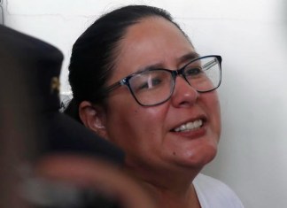 La abogada y defensora de derechos humanos, Ruth López, custodiada por agentes policiales al salir de una audiencia el miércoles último, en El Salvador. Foto: EFE/Rodrigo Sura.