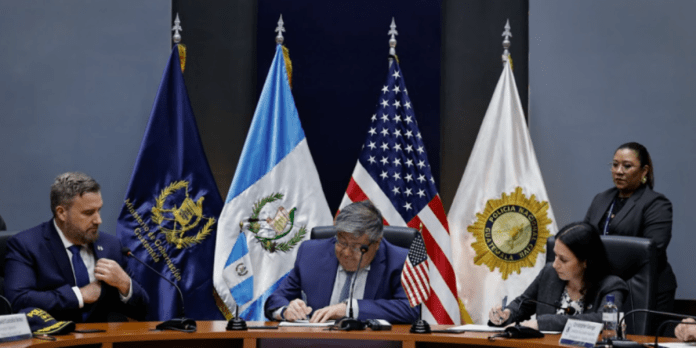 Autoridades del Mingob y de la Embajada de Estados Unidos firmaron un convenio de cooperación con el fin de detener y deportar a fugitivos guatemaltecos. Foto La Hora: AGN