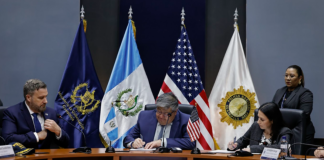 Autoridades del Mingob y de la Embajada de Estados Unidos firmaron un convenio de cooperación con el fin de detener y deportar a fugitivos guatemaltecos. Foto La Hora: AGN