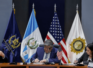 Mingob firma convenio de cooperación con EE. UU. para búsqueda de guatemaltecos fugitivos Autoridades del Mingob y de la Embajada de Estados Unidos firmaron un convenio de cooperación con el fin de detener y deportar a fugitivos guatemaltecos. Foto La Hora: AGN