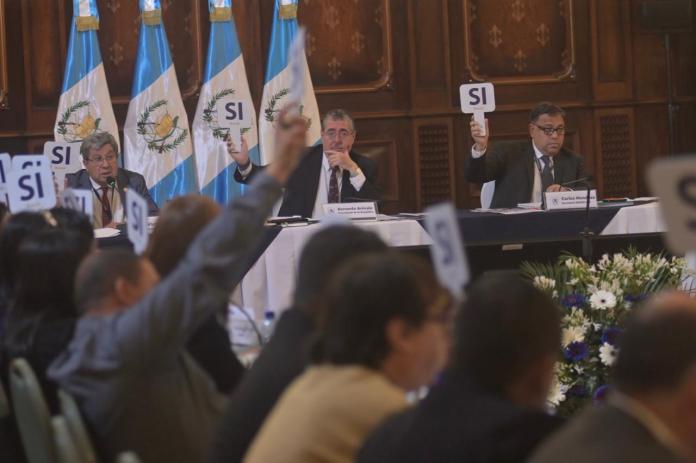 Secretario Ejecutivo de la Presidencia, Victor Hugo Godoy, Presidente Bernardo Arévalo; y secretario de Planificación, Carlos Mendoza, en el Conadur.