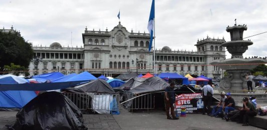 El dirigente sindical Joviel Acevedo, cada día más pierde el apoyo de los maestros. Foto La Hora: Archivo.