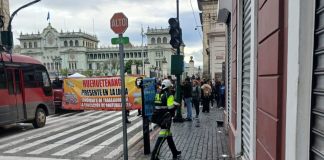 STEG: cuarta semana de campamentos inicia con bloqueo a ingreso de Plaza de la Constitución Integrantes del STEG mantienen un bloqueo sobre la 7a avenida de la zona 1 durante el inicio de su carta semana en campamentos frente al Palacio Nacional.