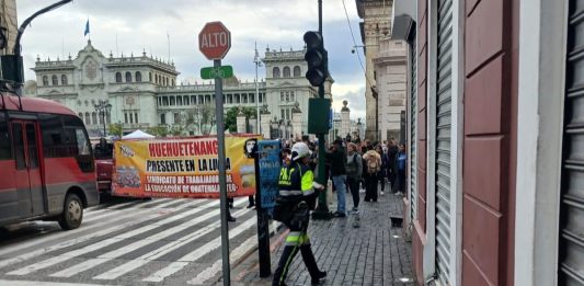 Integrantes del STEG mantienen un bloqueo sobre la 7a avenida de la zona 1 durante el inicio de su carta semana en campamentos frente al Palacio Nacional.