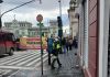 Integrantes del STEG mantienen un bloqueo sobre la 7a avenida de la zona 1 durante el inicio de su carta semana en campamentos frente al Palacio Nacional.