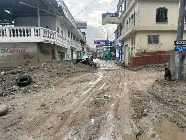Fuertes lluvias en Sacapulas, Quiché, dejan calles incomunicadas y vehículos destruidos