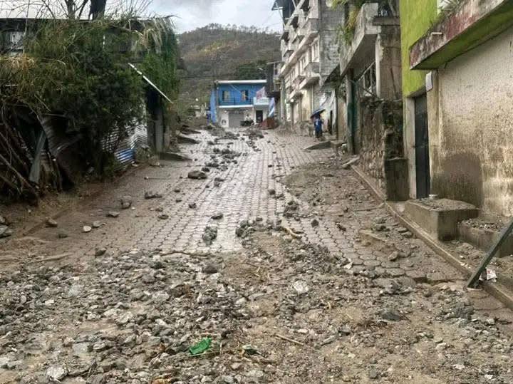 Fuertes lluvias en Sacapulas, Quiché, dejan calles incomunicadas y vehículos destruidos