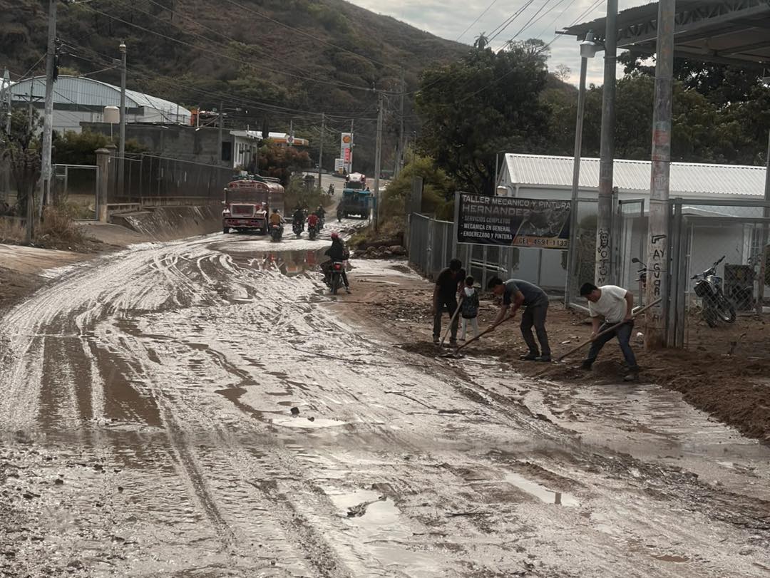 Fuertes lluvias en Sacapulas, Quiché, dejan calles incomunicadas y vehículos destruidos