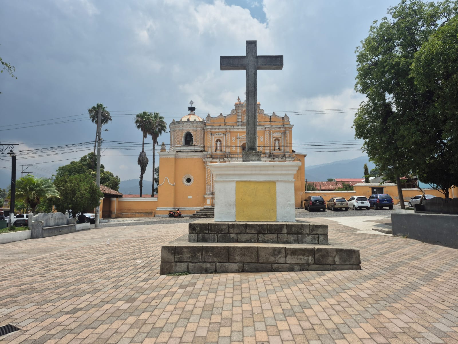 Cruz atrial y templo de San Pedro Las Huertas, ubicado a 3 kilómetros del parque central de La Antigua Guatemala.