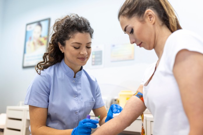 Medical technologist doing a blood draw services for patient. lab assistant with sterile rubber gloves taking blood sample from patient. Guatemala entre los países con menos donación voluntaria de sangre, según informe de la OPS