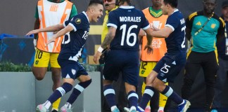 Oscar Santis (18), de Guatemala, celebra su gol con sus compañeros de selección José Morales (16) y Kevin Ramírez (25) durante el primer tiempo del partido de fútbol de la Copa Oro de CONCACAF frente a Jamaica, el lunes 16 de junio de 2025, en Carson, California. Foto La Hora: AP.