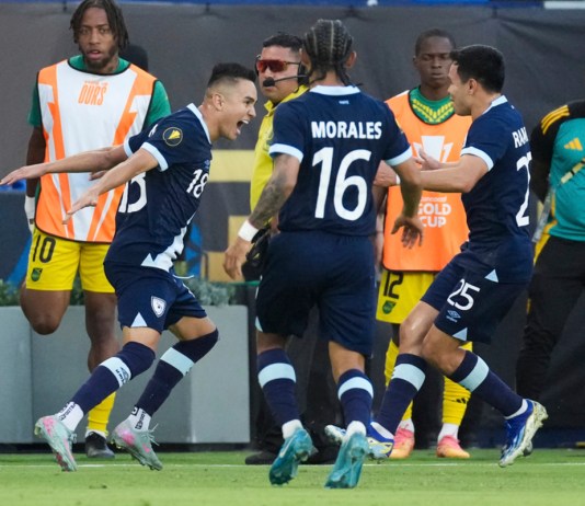 Oscar Santis (18), de Guatemala, celebra su gol con sus compañeros de selección José Morales (16) y Kevin Ramírez (25) durante el primer tiempo del partido de fútbol de la Copa Oro de CONCACAF frente a Jamaica, el lunes 16 de junio de 2025, en Carson, California. Foto La Hora: AP.