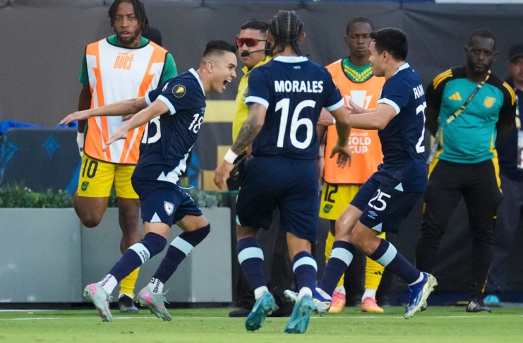 Oscar Santis (18), de Guatemala, celebra su gol con sus compañeros de selección José Morales (16) y Kevin Ramírez (25) durante el primer tiempo del partido de fútbol de la Copa Oro de CONCACAF frente a Jamaica, el lunes 16 de junio de 2025, en Carson, California. Foto La Hora: AP.